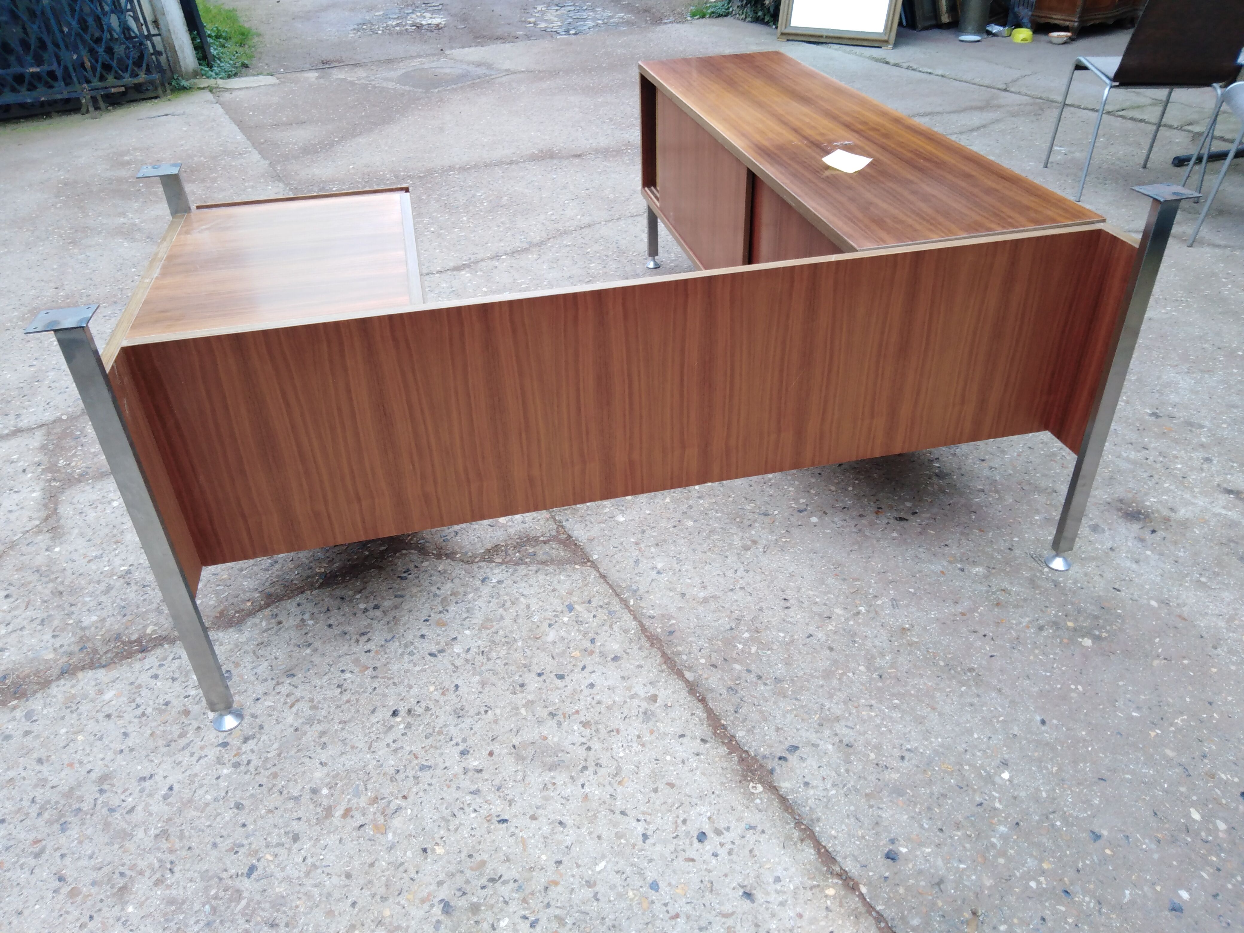 Grand Bureau design 1970 with return. light wood and chrome pietement