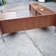 Grand Bureau design 1970 with return. light wood and chrome pietement