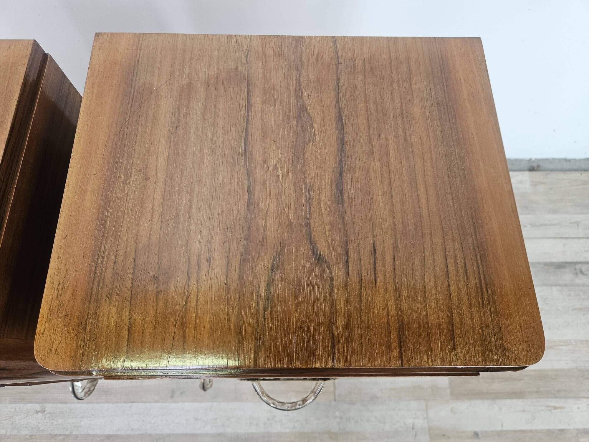 Pair of Art Decò walnut nightstands, 1940