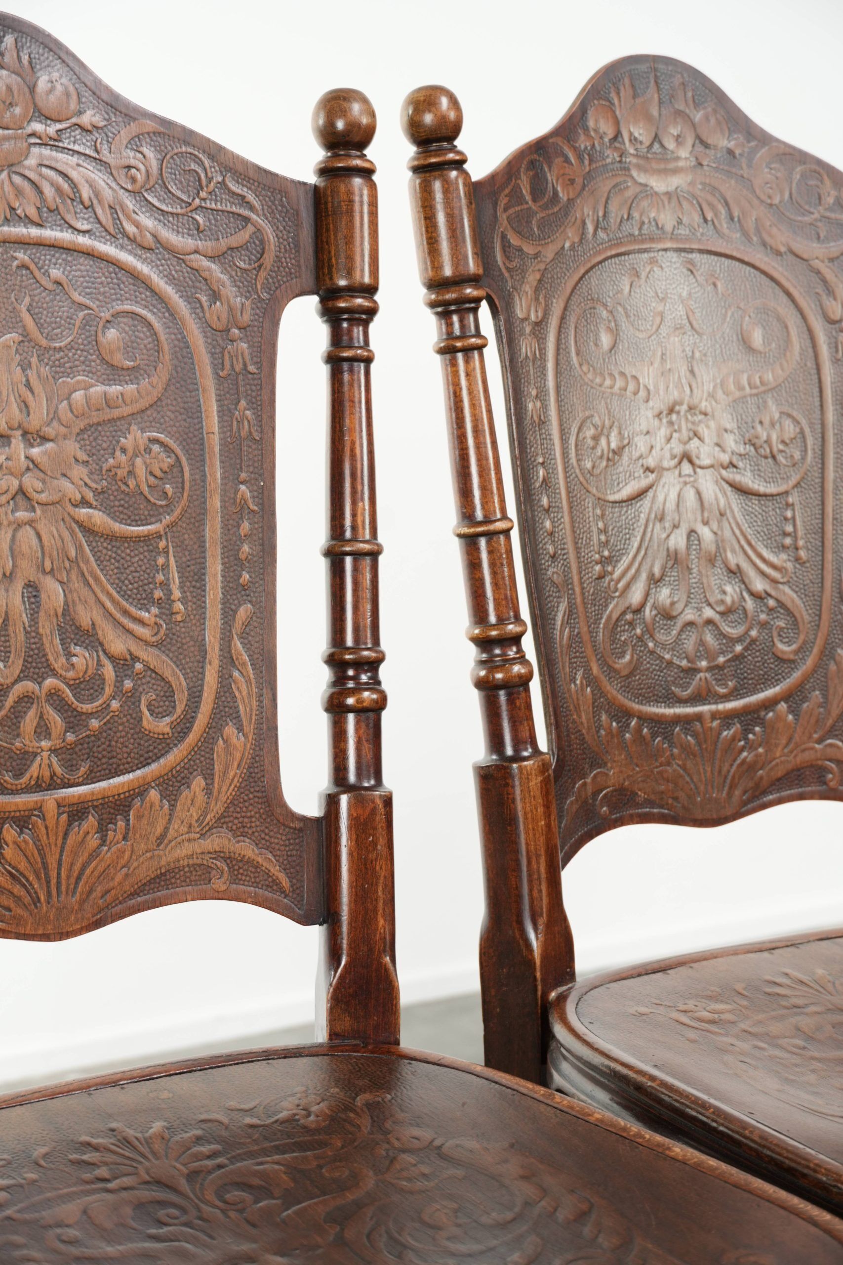 Ensemble de quatre chaises de bistro antiques de la fin du 19e/début du 20e siècle.