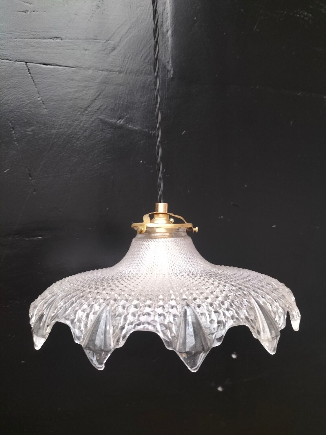 Holophane glass suspension