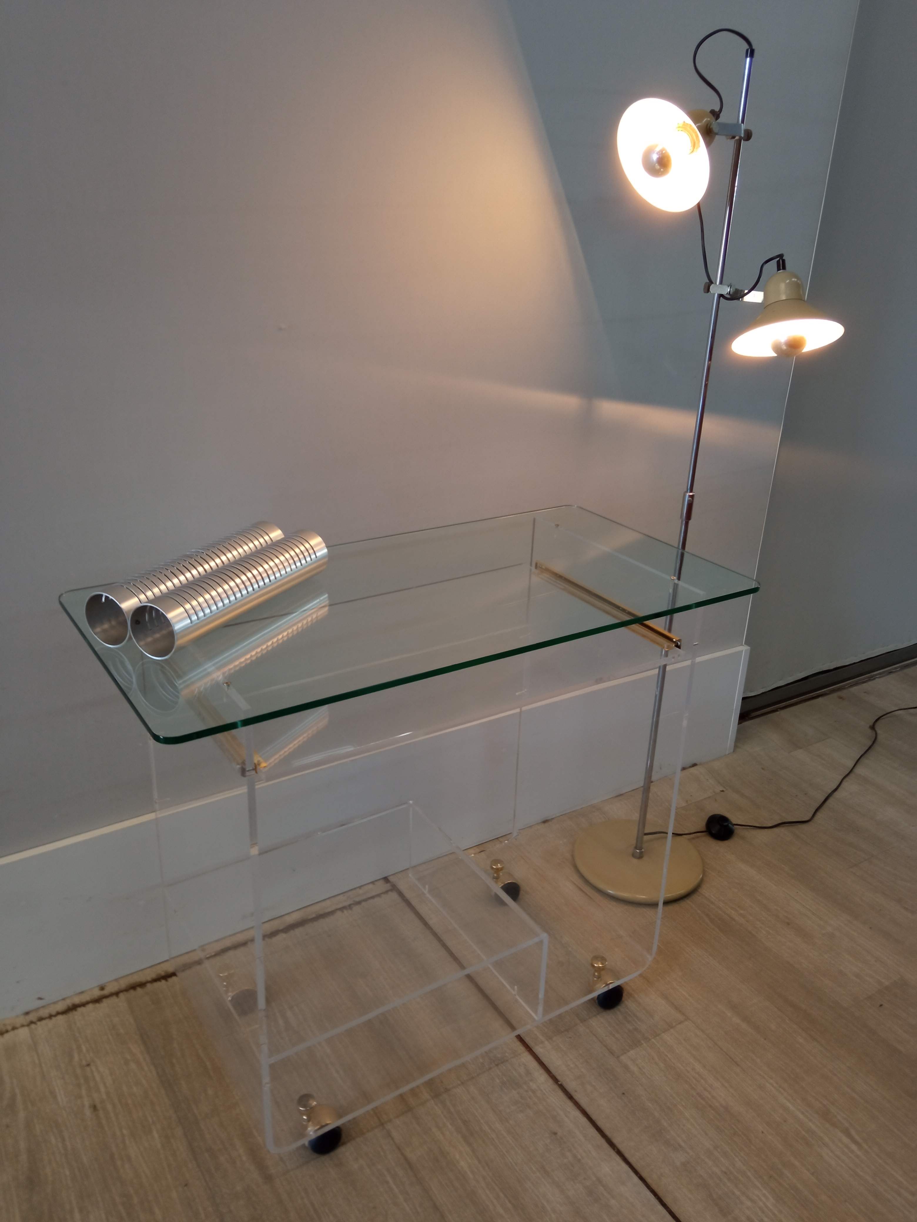 Bureau informatique en plexiglas David Lange