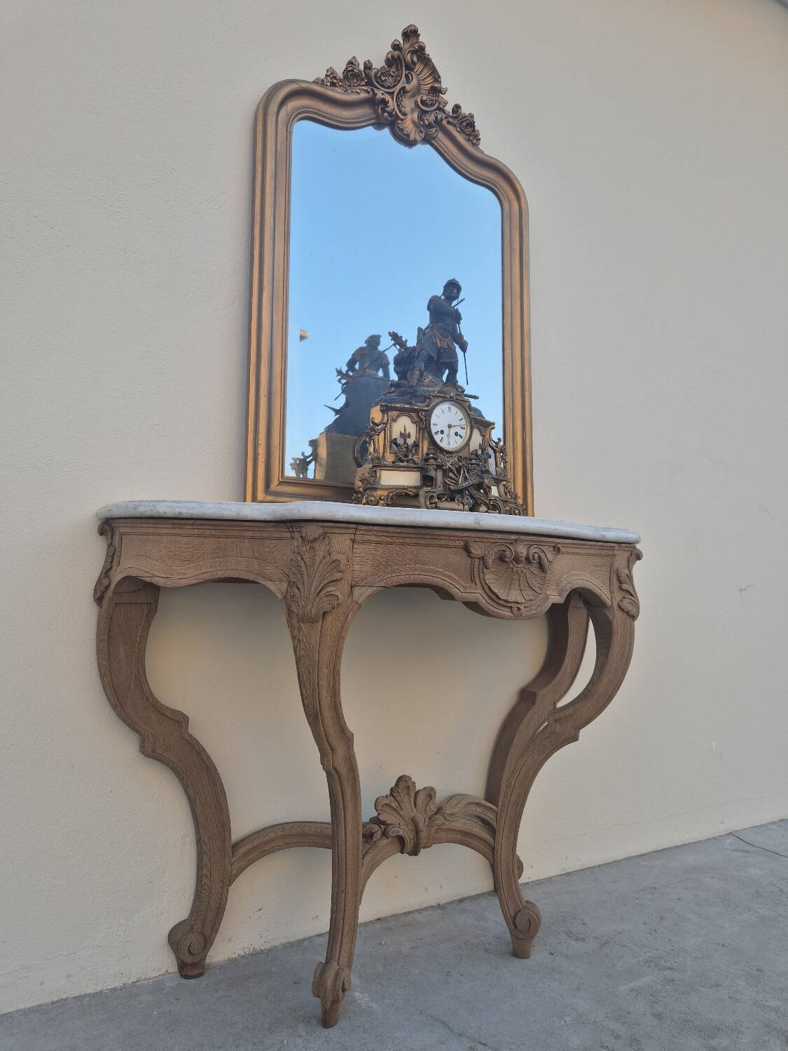 Louis XV curved console in solid oak, 18th century, decorated