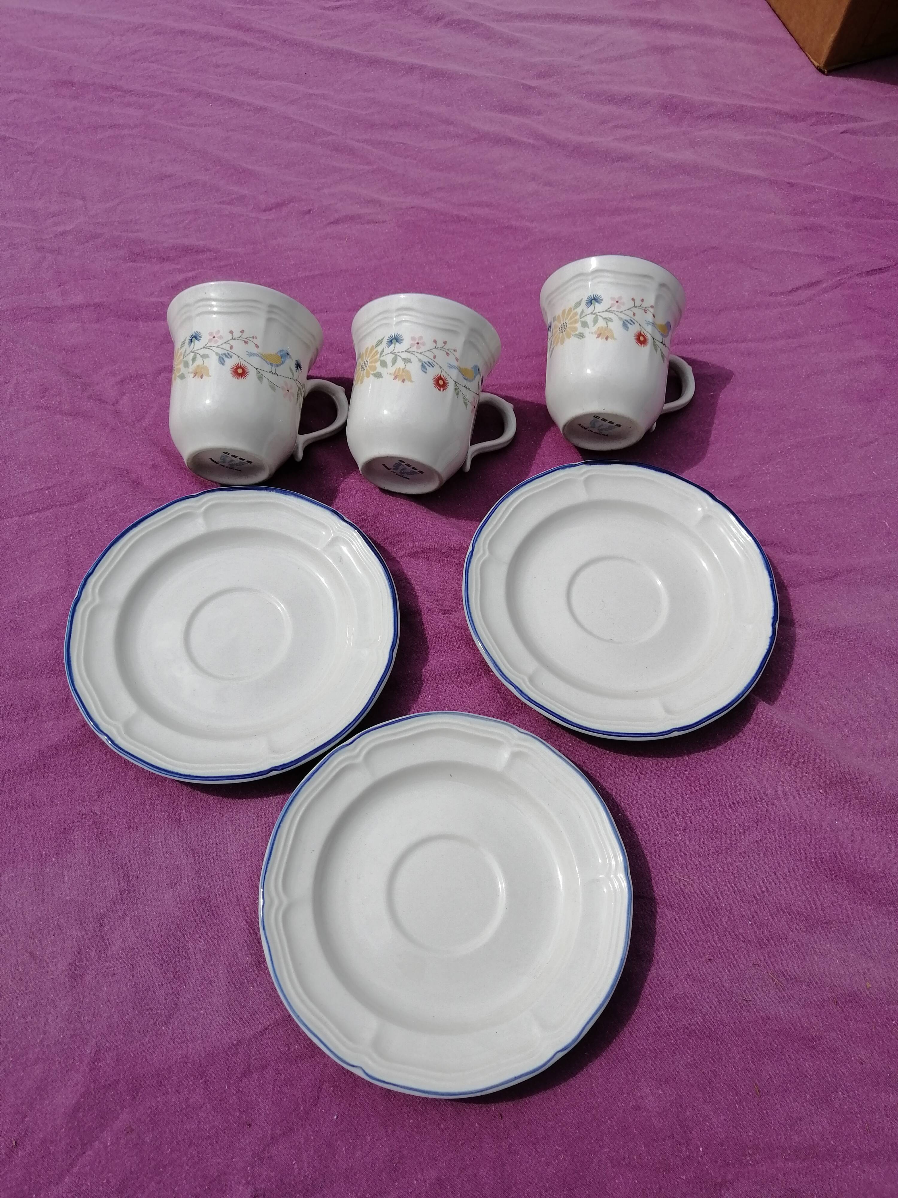 Lots of 3 cups & ceramic saucers