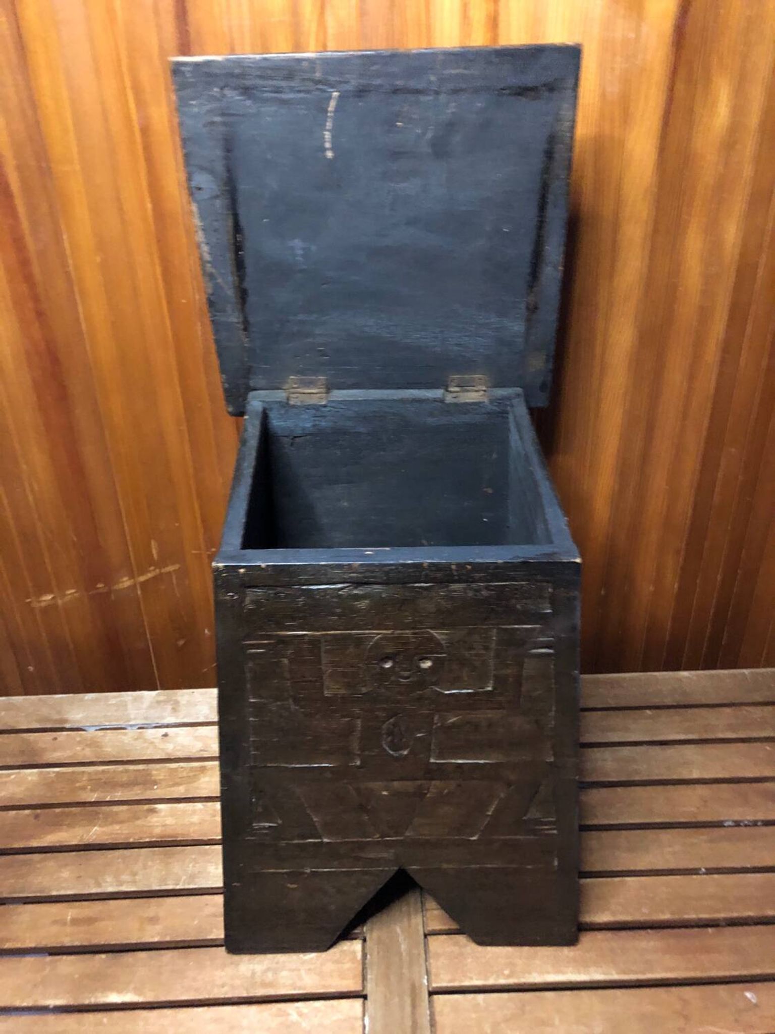 Ancien tabouret avec coffre bois sculpté vintage