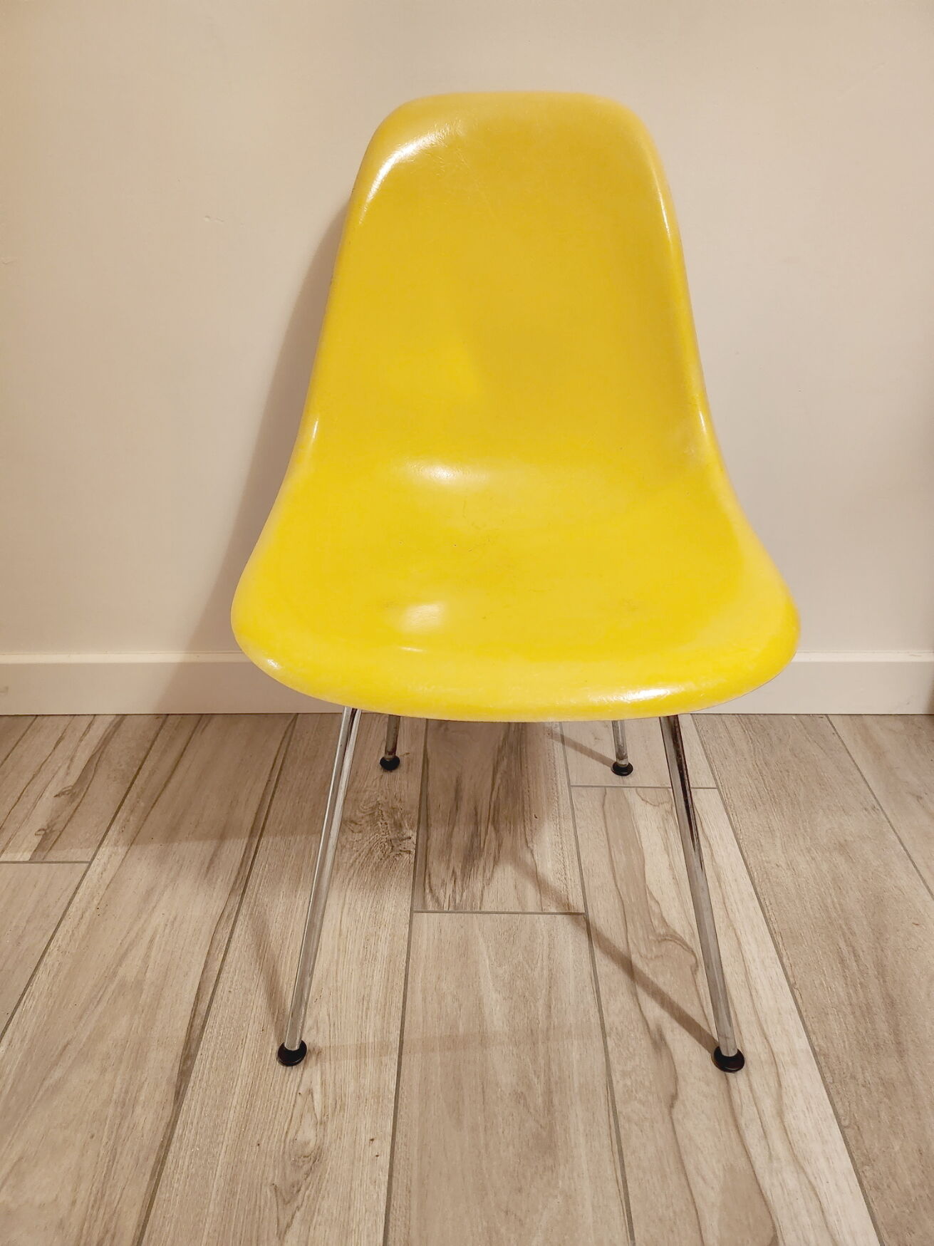 Chaises Eames DSX jaune en fibres de verre de 1975