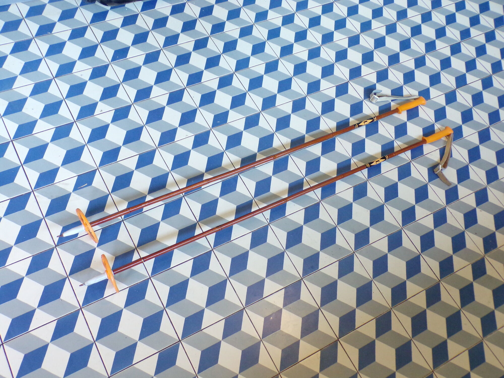 Paire de bâtons de skis vintage en roseau 141 cm