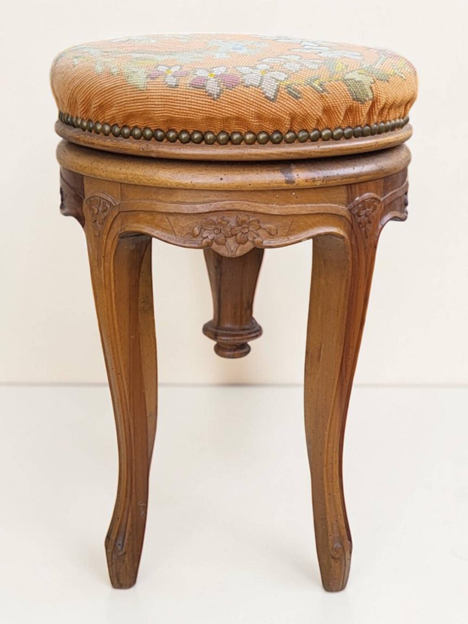 Swivel piano stool with screw, Louis XV style, in walnut.