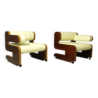Paire de fauteuils club en acajou recouverts de cuir, années 1970