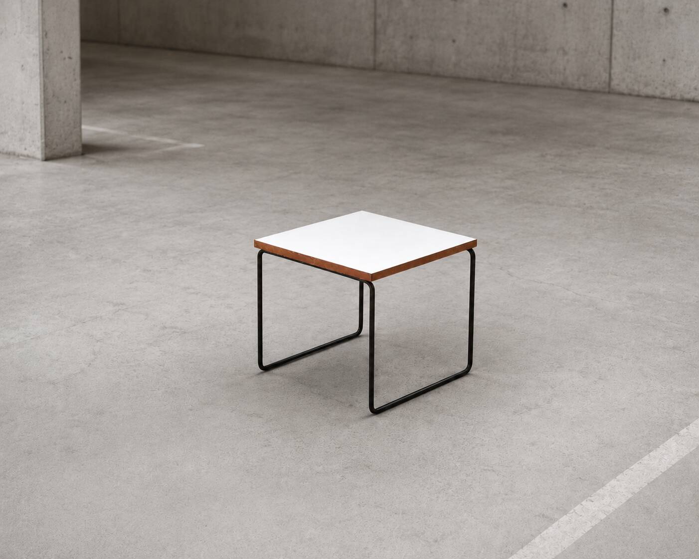 Table basse volante blanche de Pierre Guariche pour Steiner, années 50