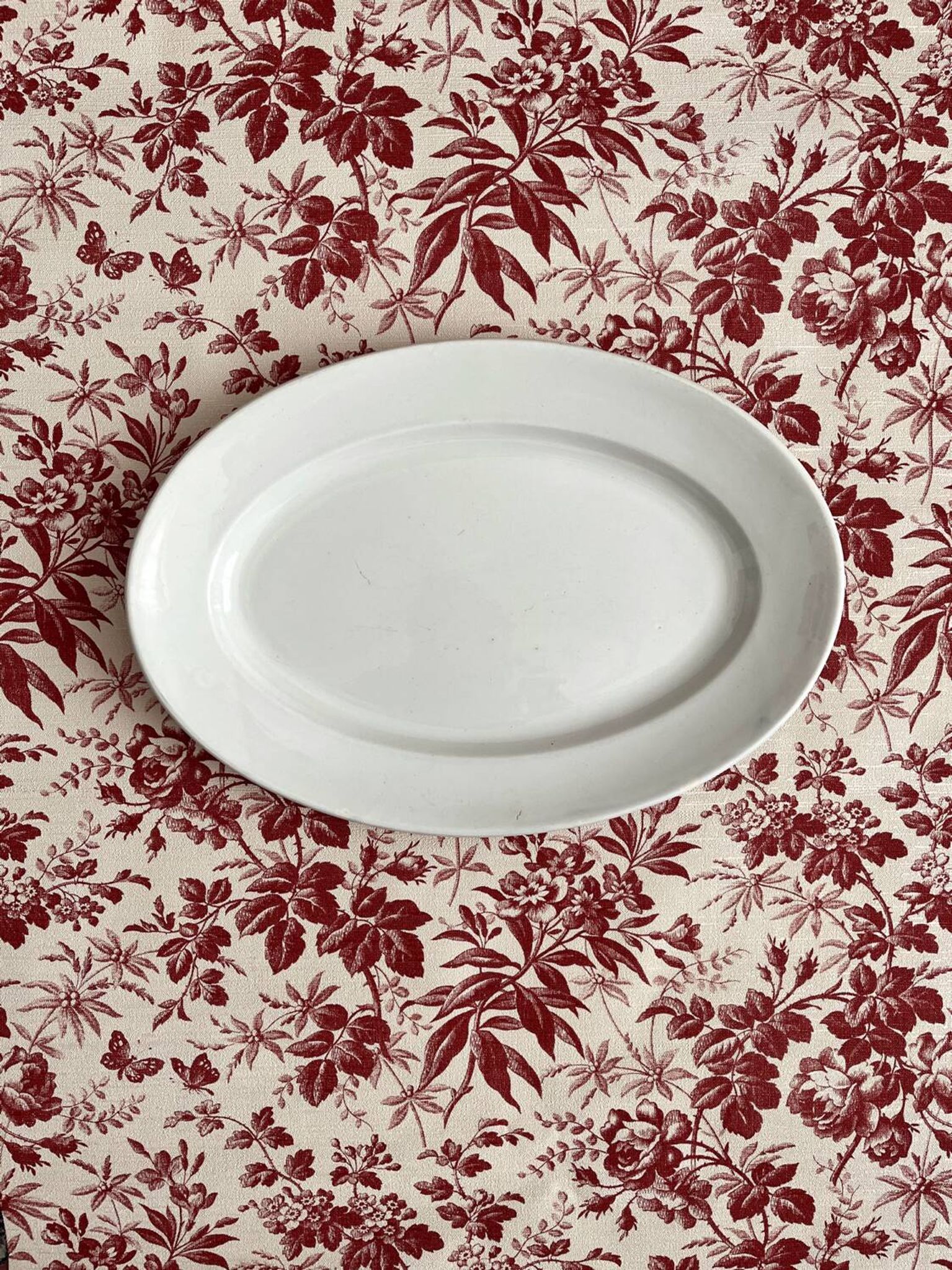 Plat ovale blanc en terre de fer Creil et Montereau fin XIXe