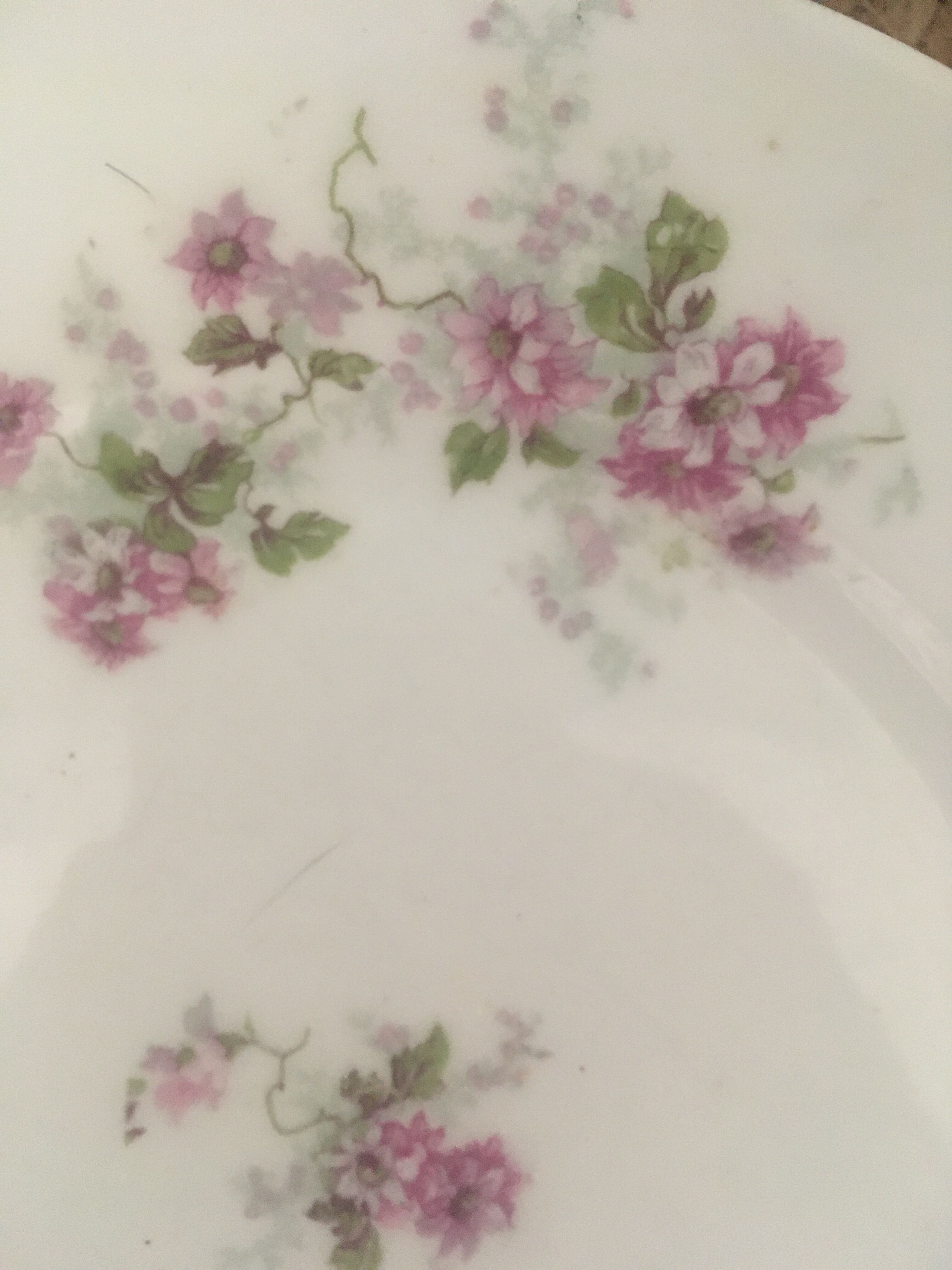 Flat old plates mismatched with flowers