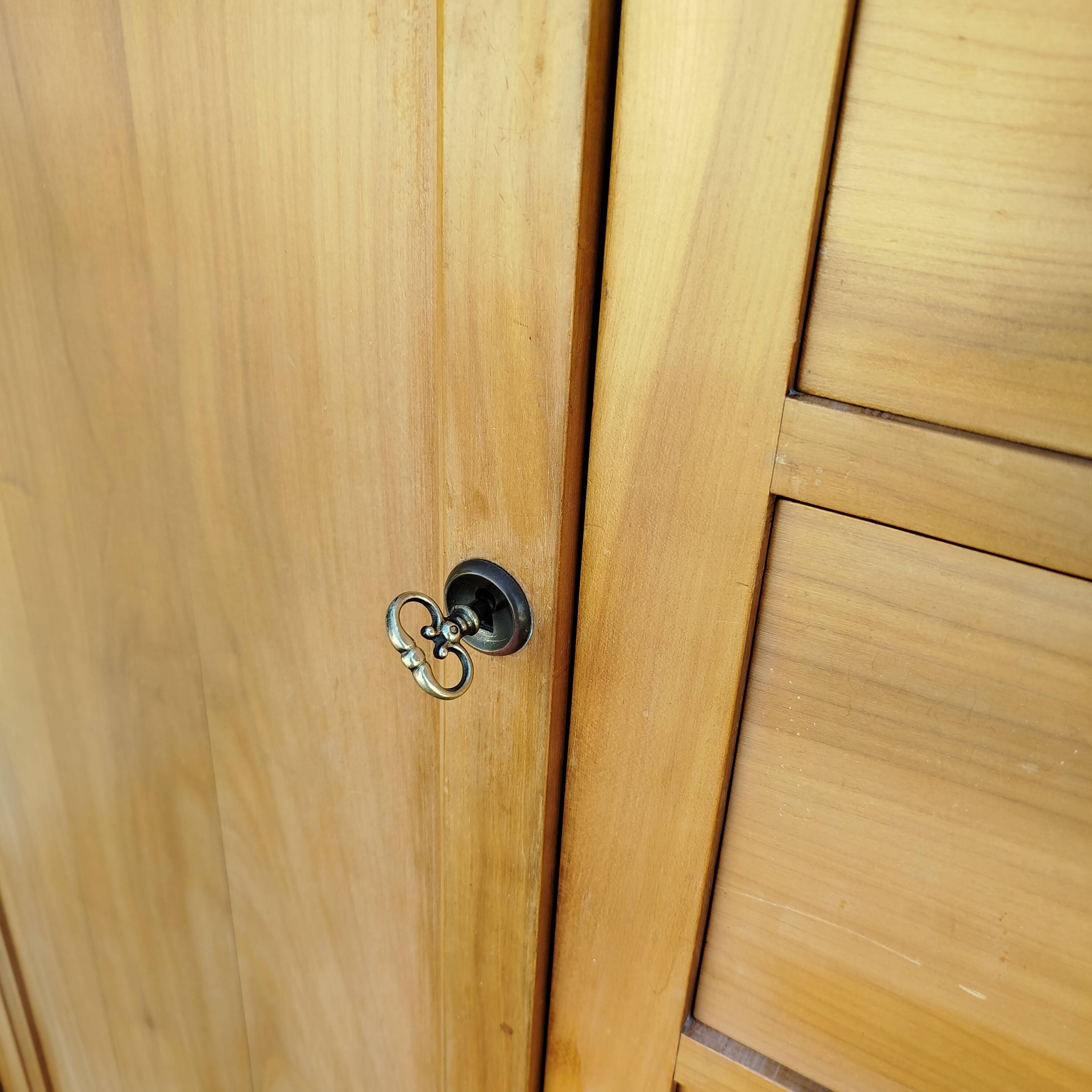 Asymmetrical furniture with compass feet from the 50s/60s