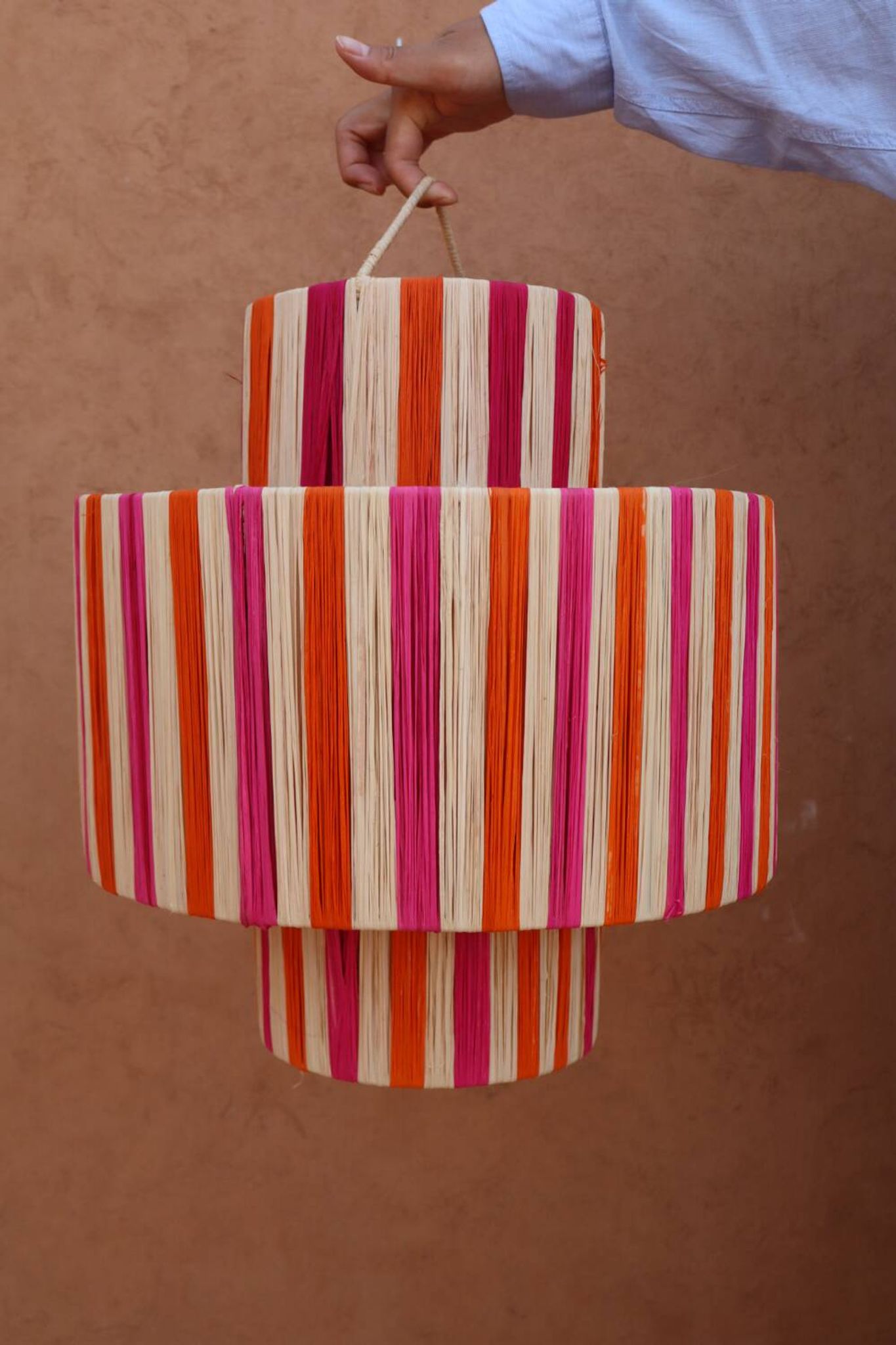Suspension en raphia rayée rose orange naturel