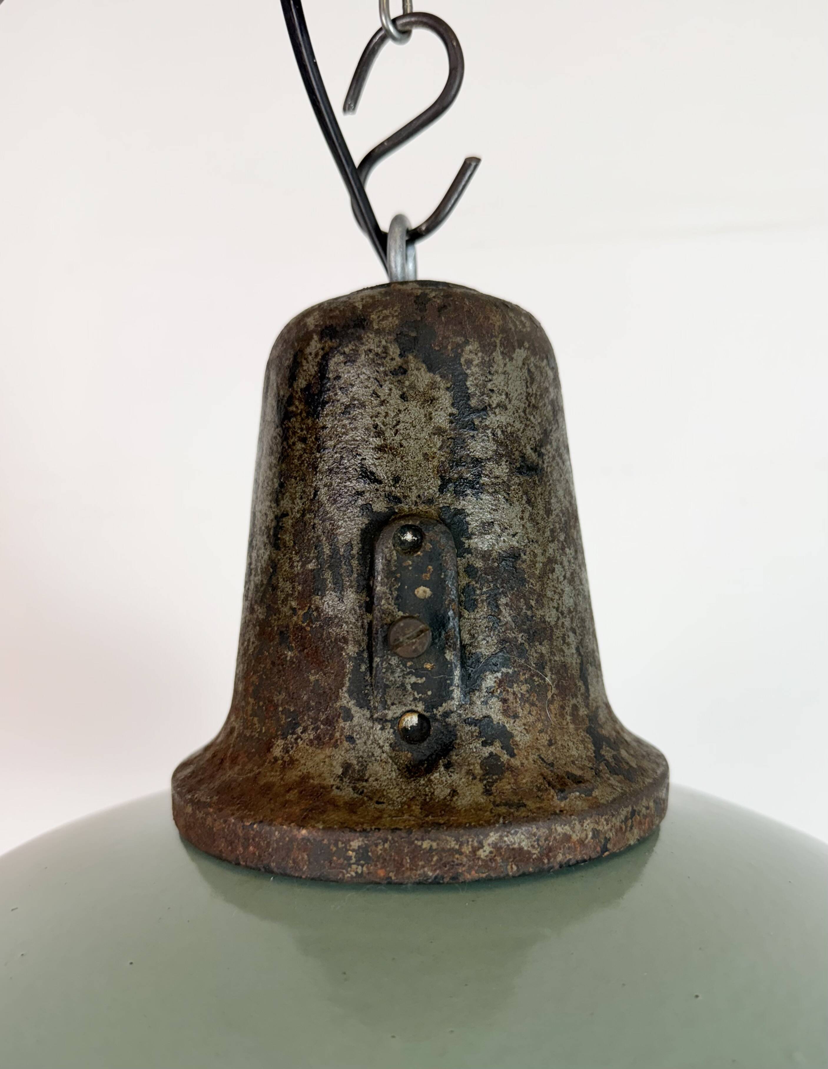 Lampe d'usine industrielle en émail à pétrole avec dessus en fonte, années 1960