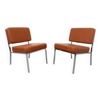 Suite de 2 fauteuils chauffeuses modernistes vintage en skai et métal chromé des années 60