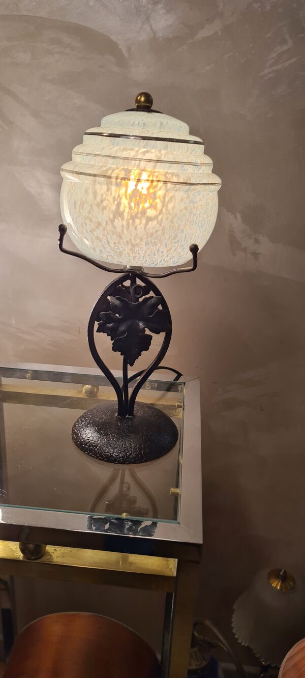 Lampe fer forgé  boule bleu en opaline clichy moucheté de blanc 35x14