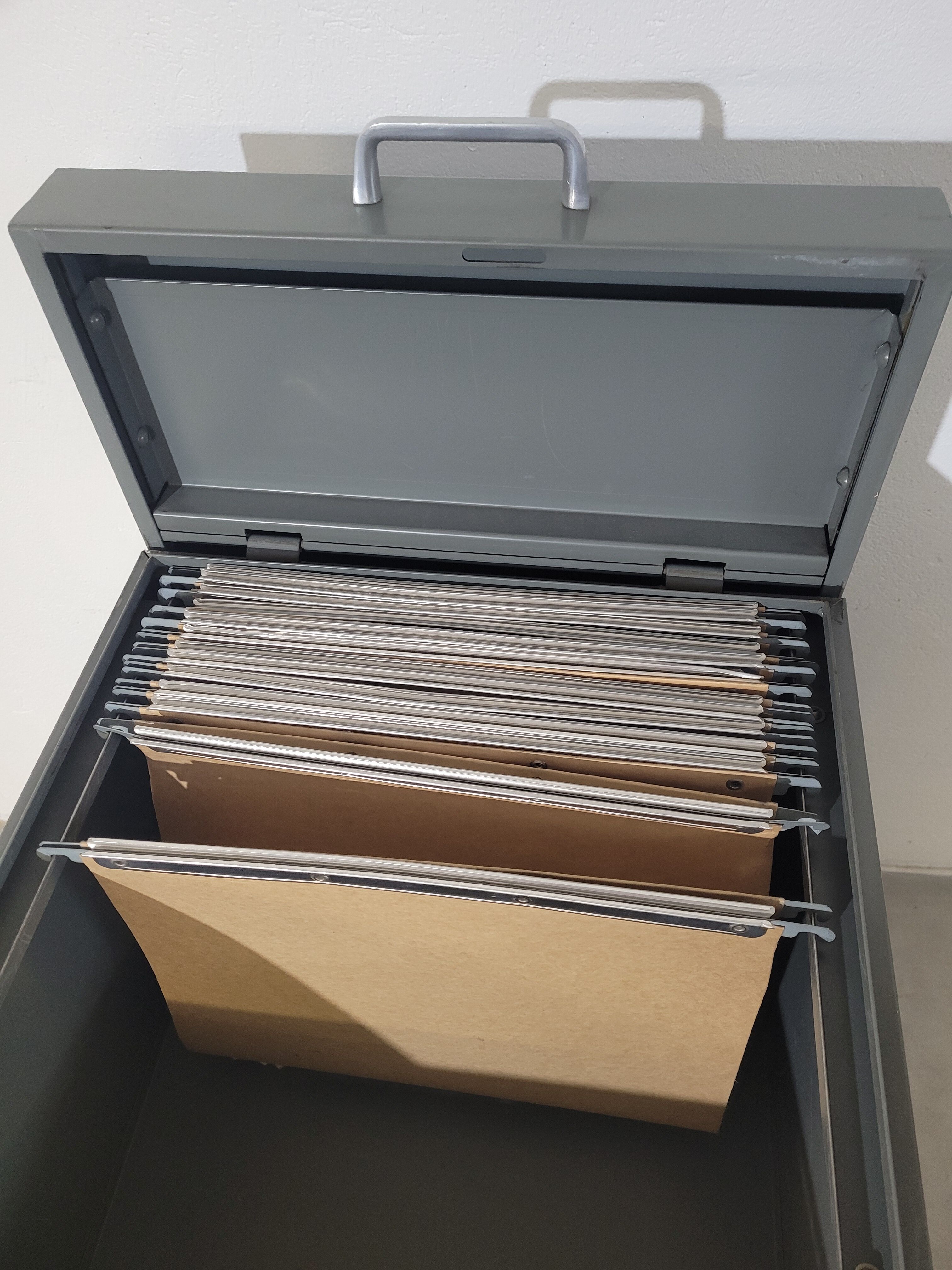 Industrial locker on wheels for hanging backrests