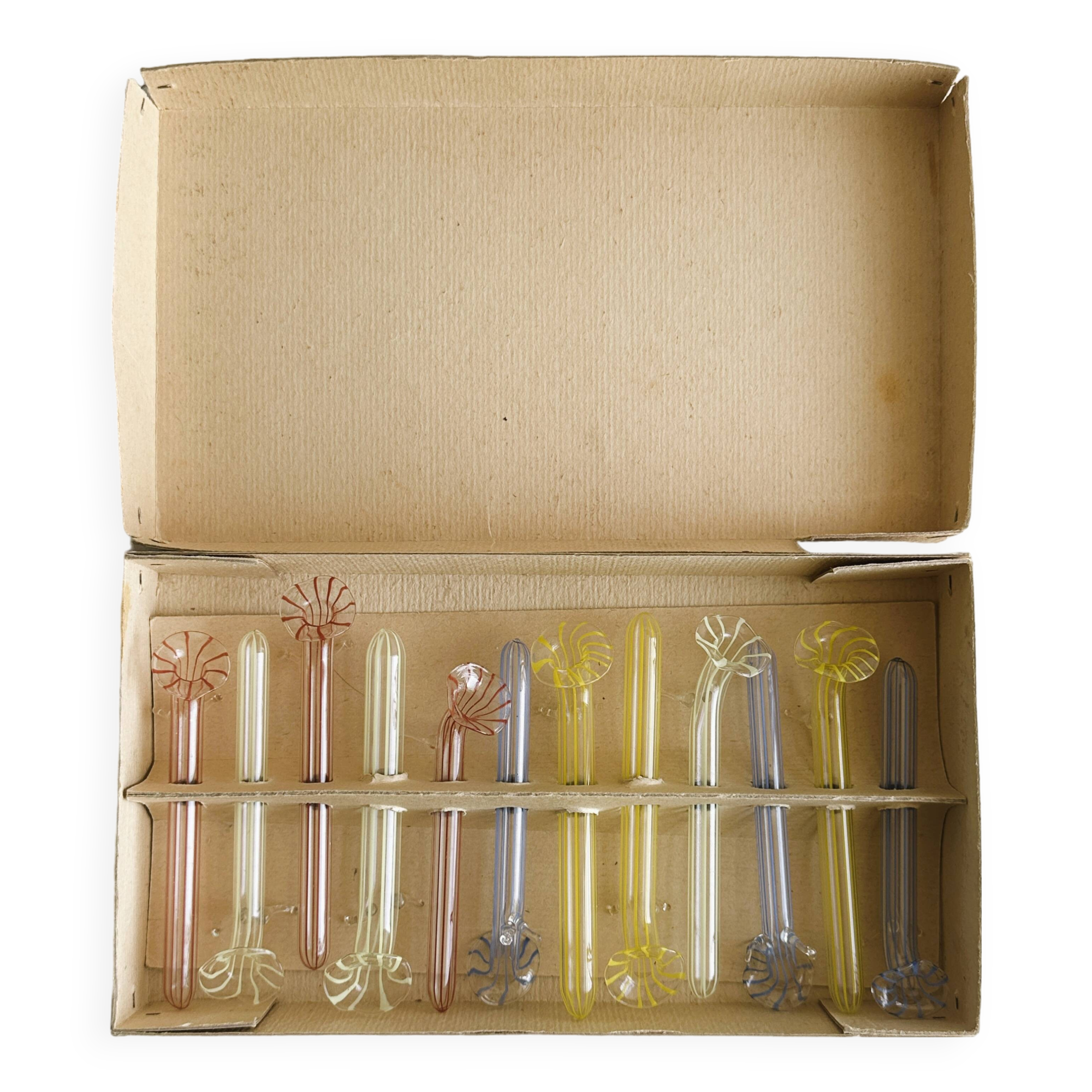 12 porte-couteaux en verre soufflé coloré, design rayé.