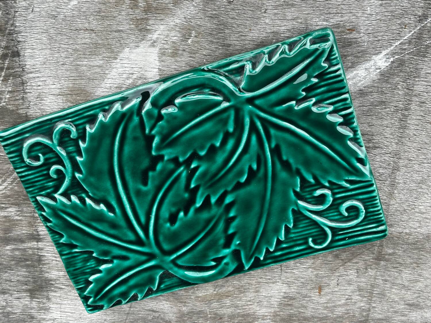 Green Ceramic Trivet with Leaf Decoration - Art Deco Period 1