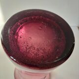Vase en verre bullé violet