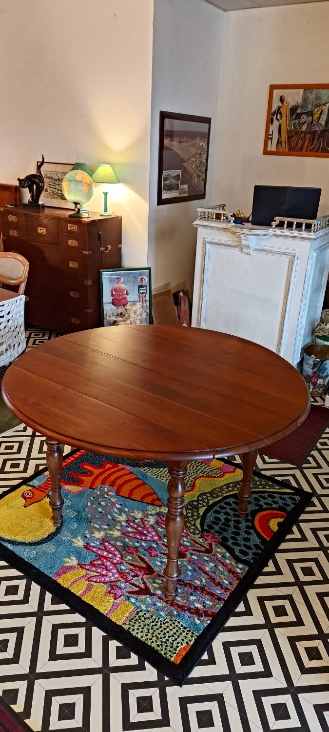 Drop-leaf table with extensions