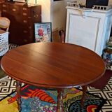 Drop-leaf table with extensions