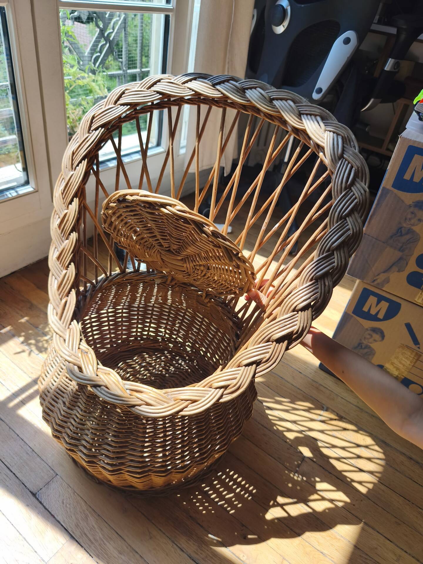 Fauteuil enfant vintage en rotin avec coffre de rangement