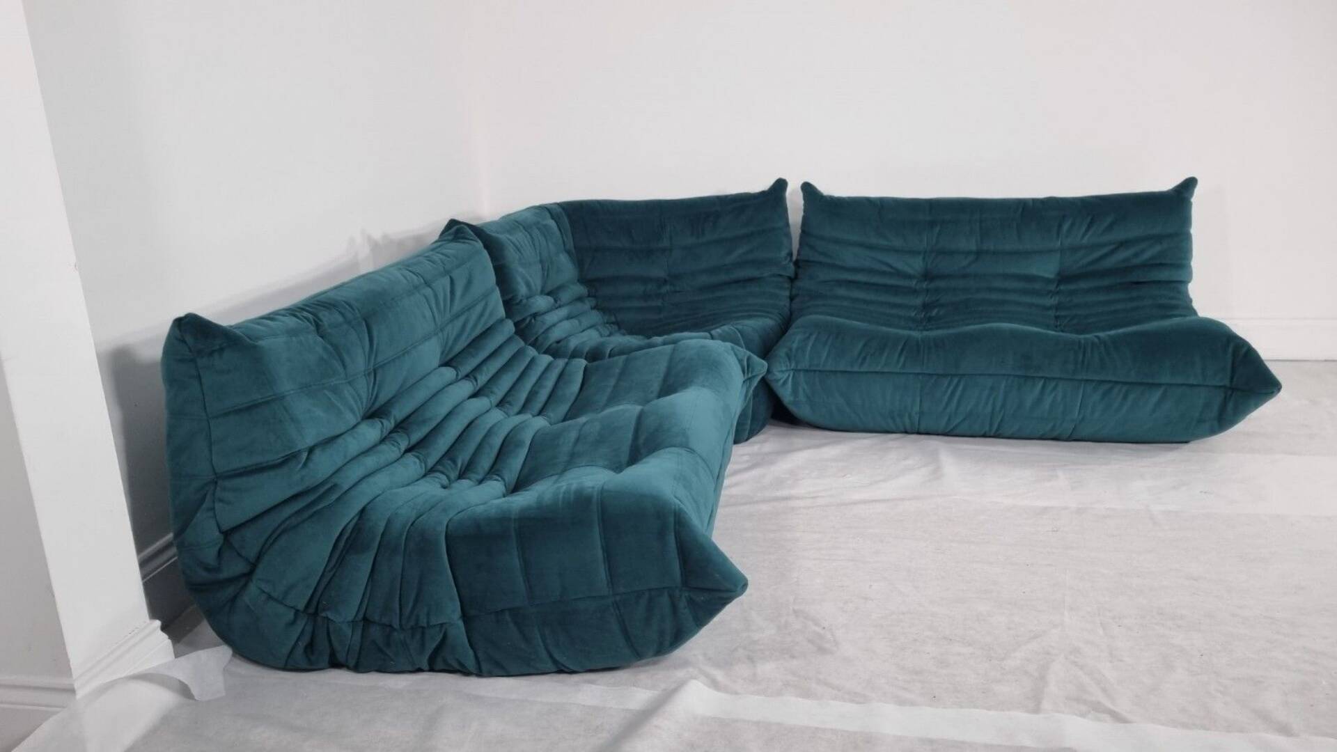 Ensemble Ligne Roset Togo 3 pièces en velours bleu canard .