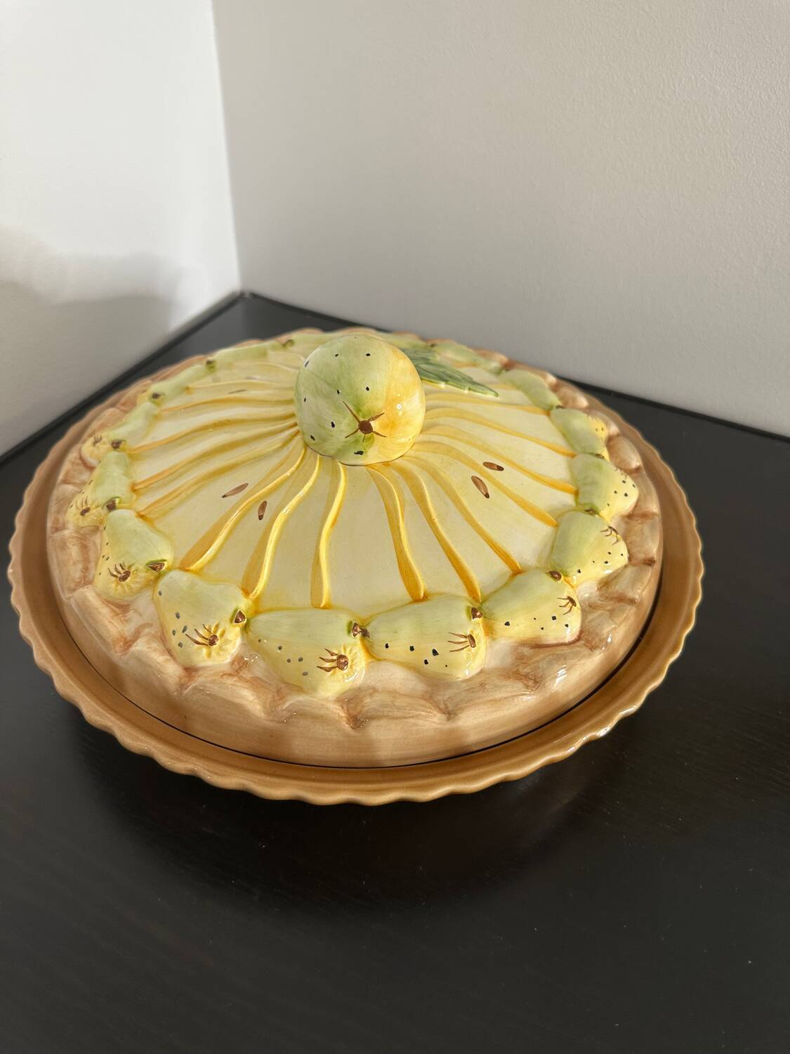 Barbotine pear tart dish