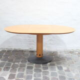 Postmodern round extendable dining table by Arnold Merckx for Arco, The Netherlands 1980s.