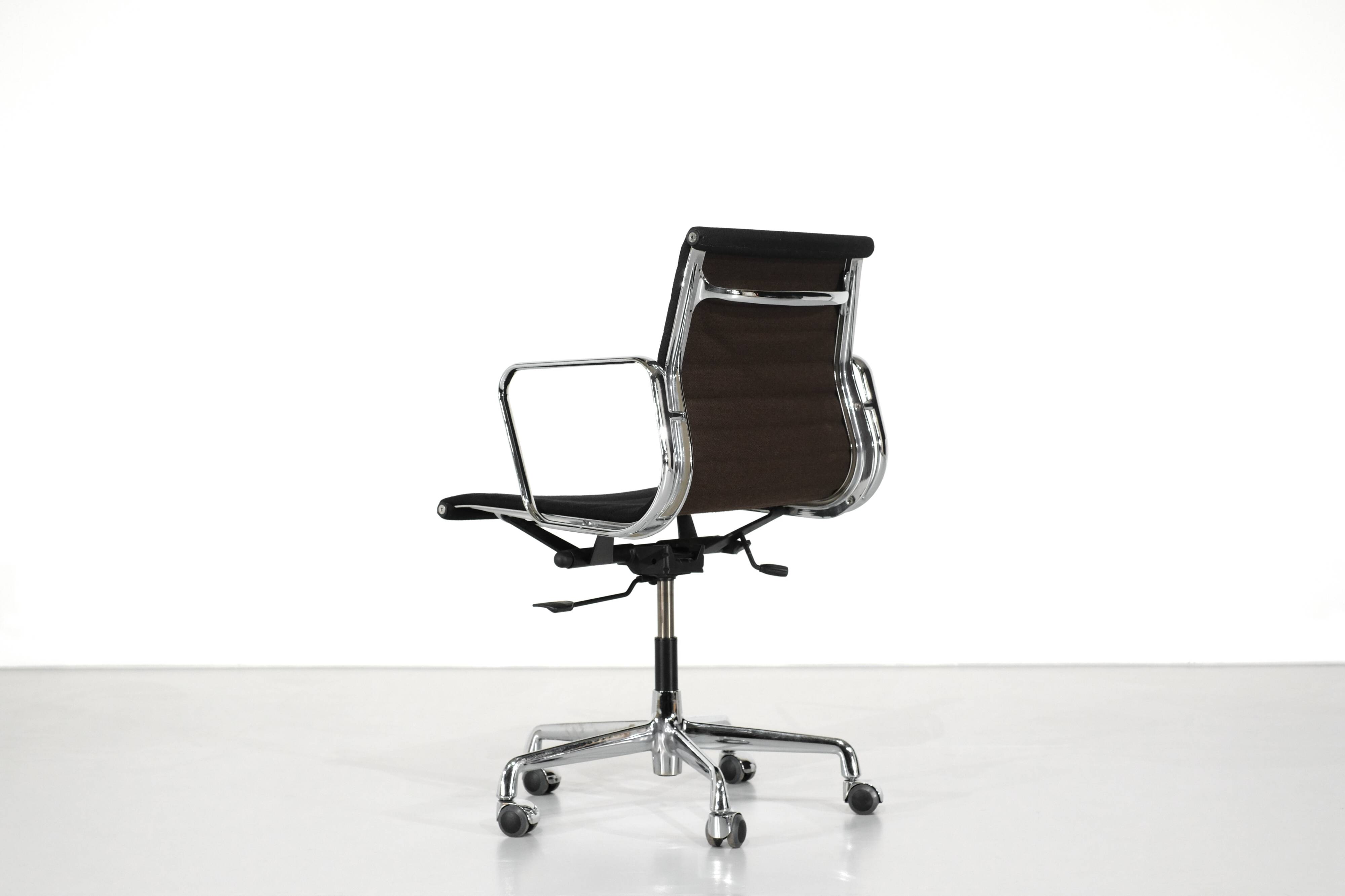 Office chair "EA 117" Charles Ray Eames for ICF USA 1969.