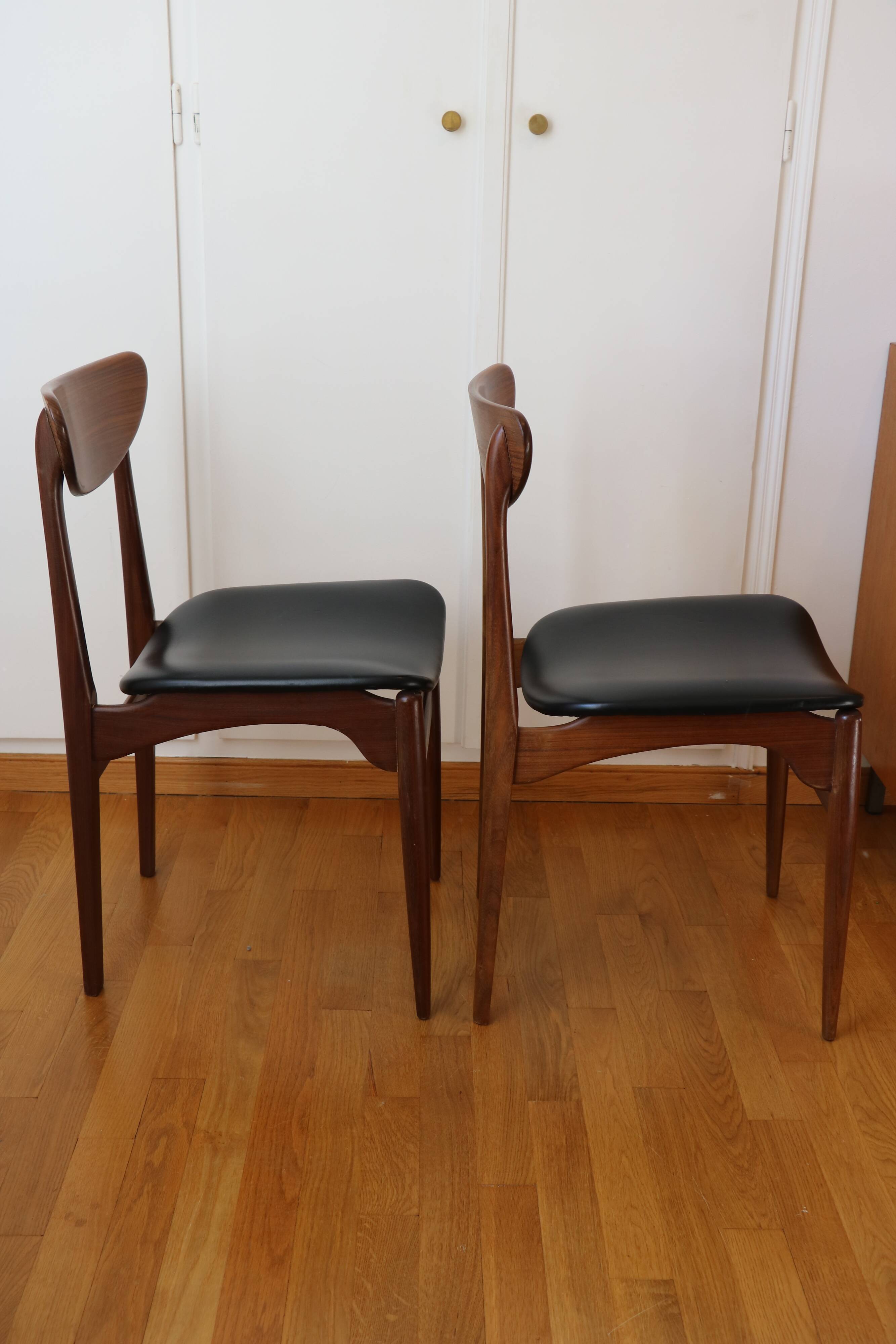 4 Scandinavian chairs in solid wood and black imitation leather