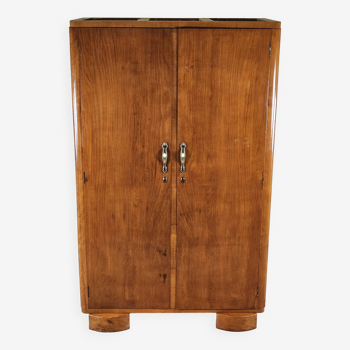 Armoire deux portes en noyer avec poignées en laiton