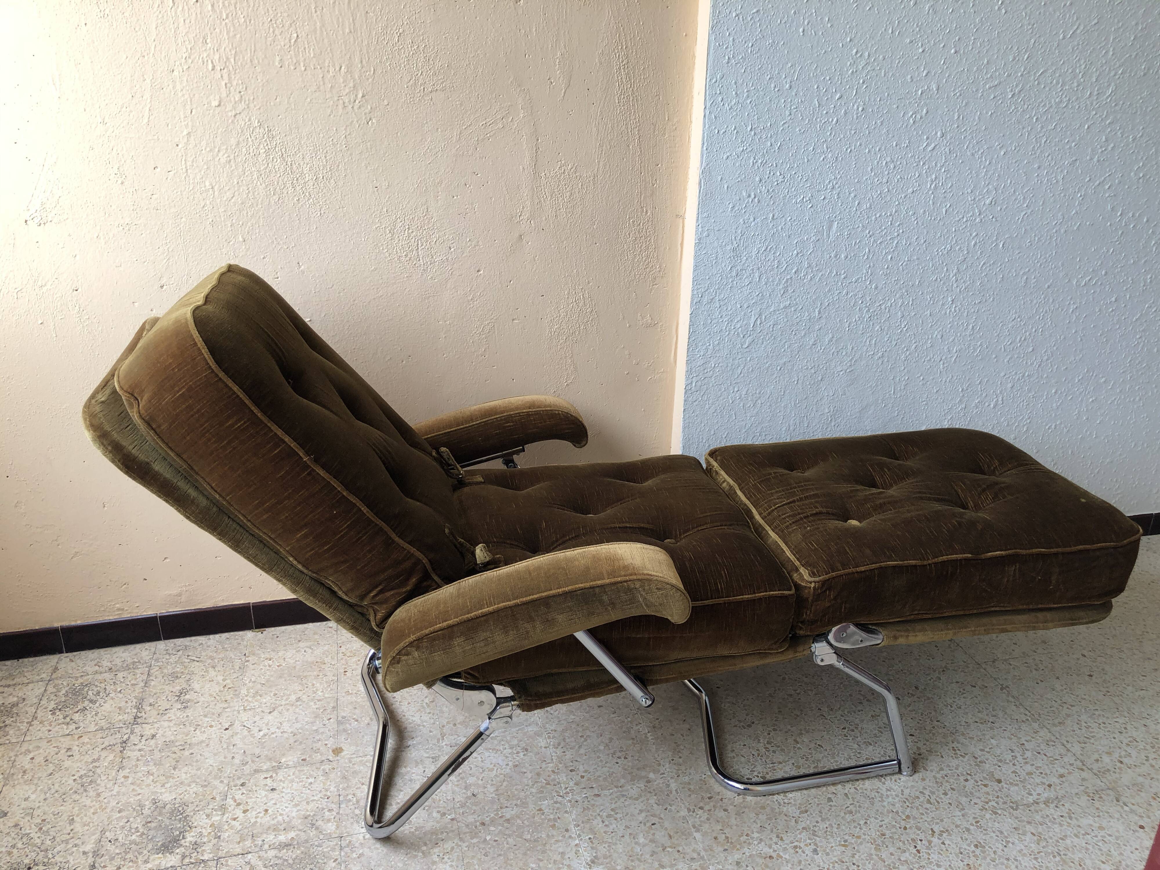 Seventies long chair in ochre velvet