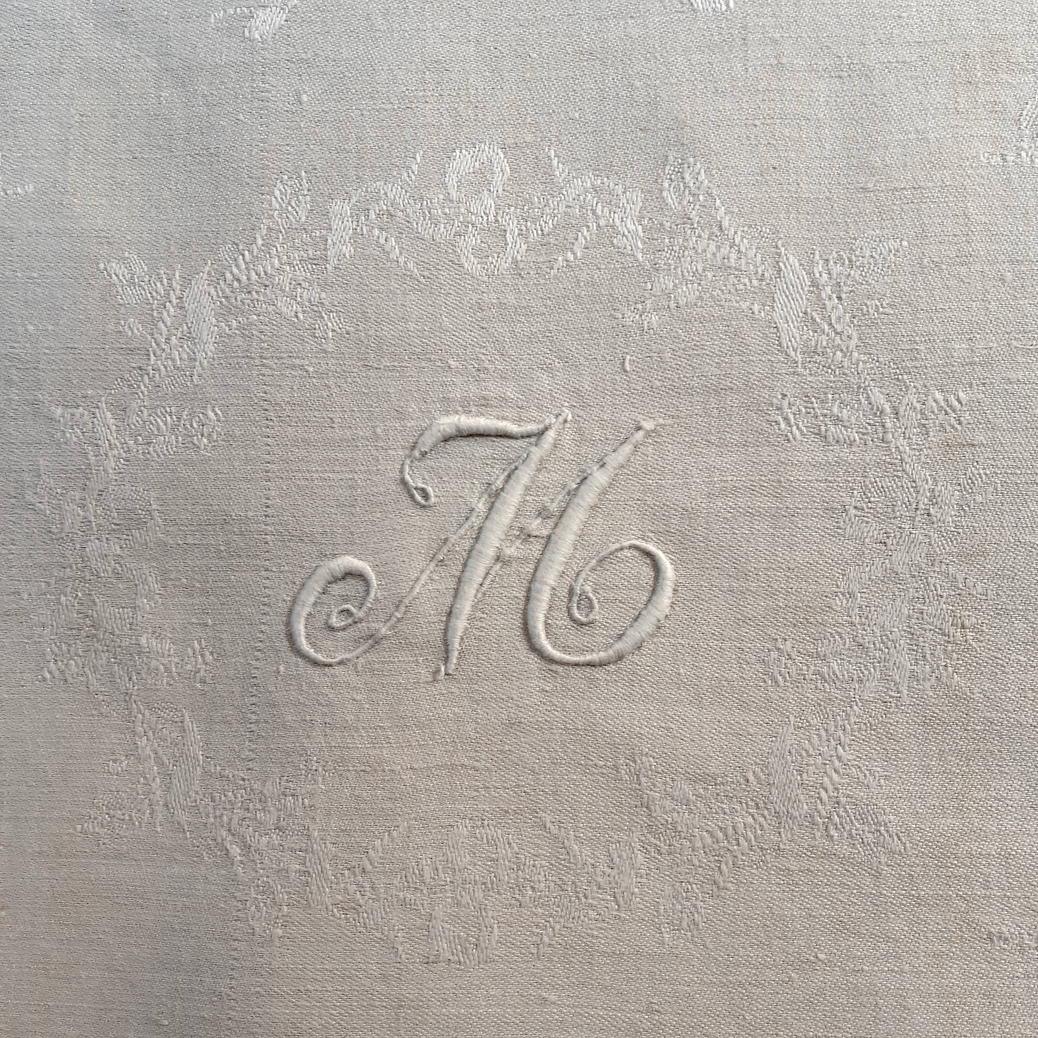 6 monogrammed damask napkins "M"