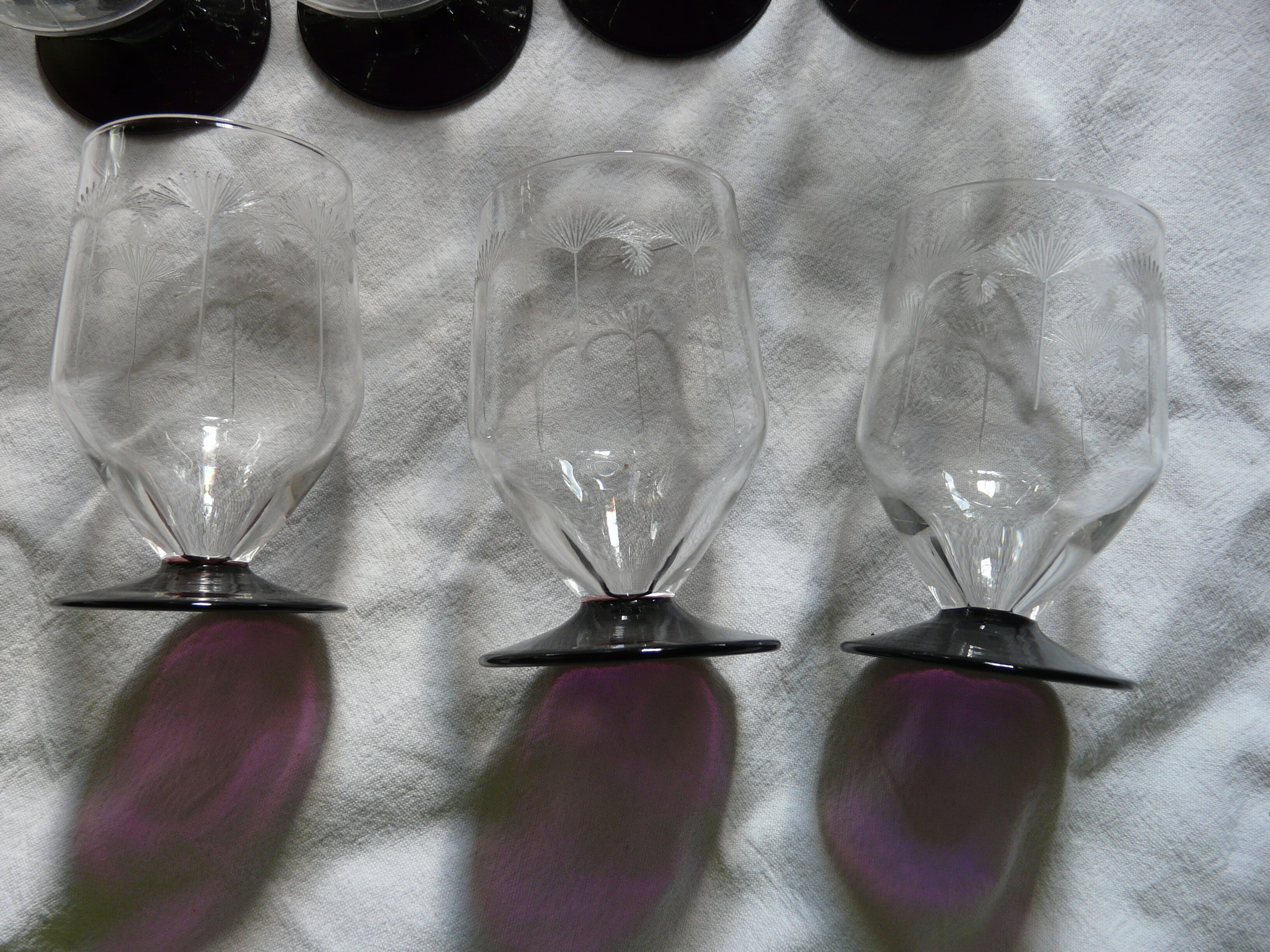 Suite of 11 glasses with engraved glass wine foot of the years 1940 colored foot