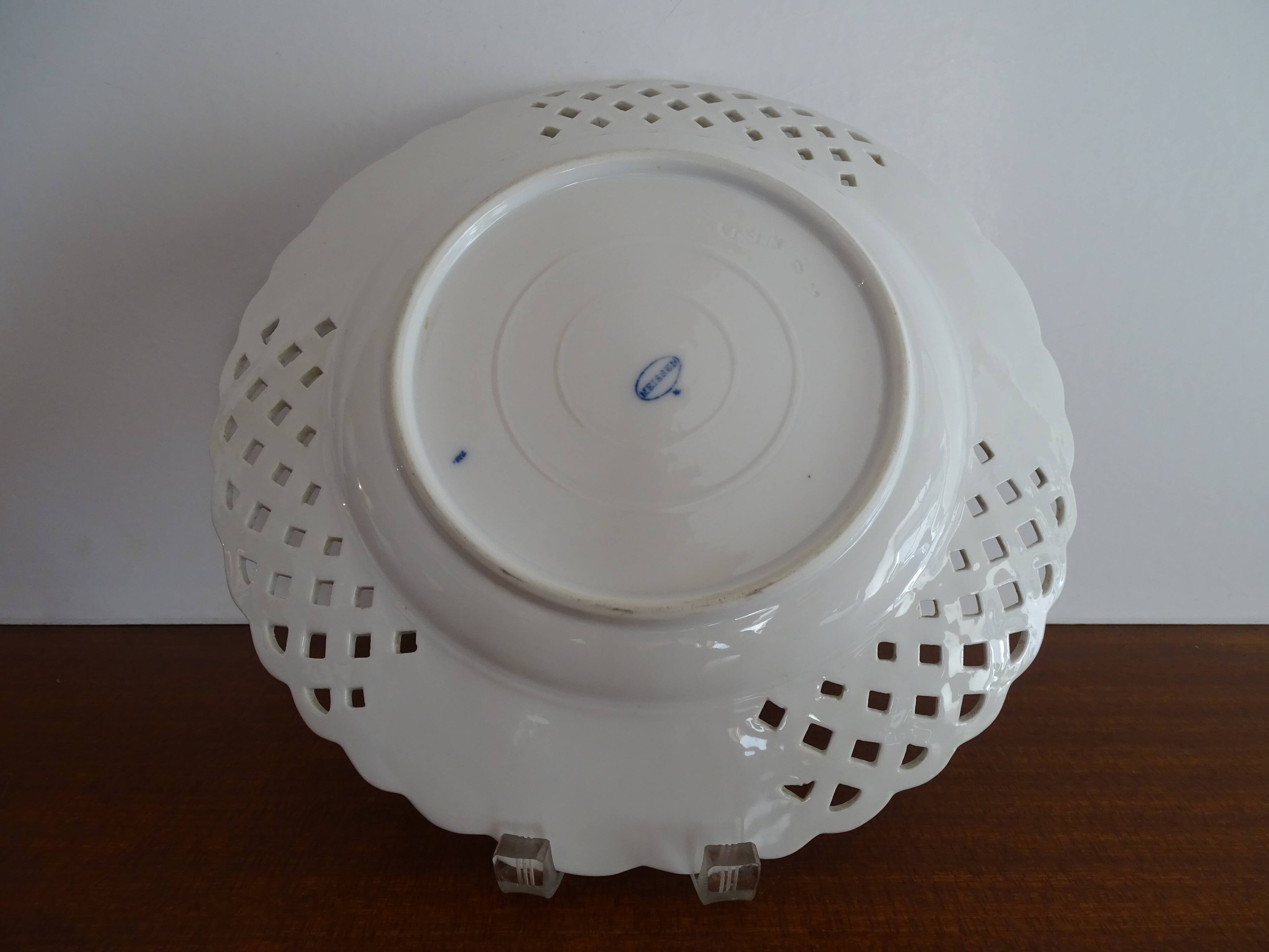 Old openwork Meissen earthenware plate decorated with blue onions 19th century