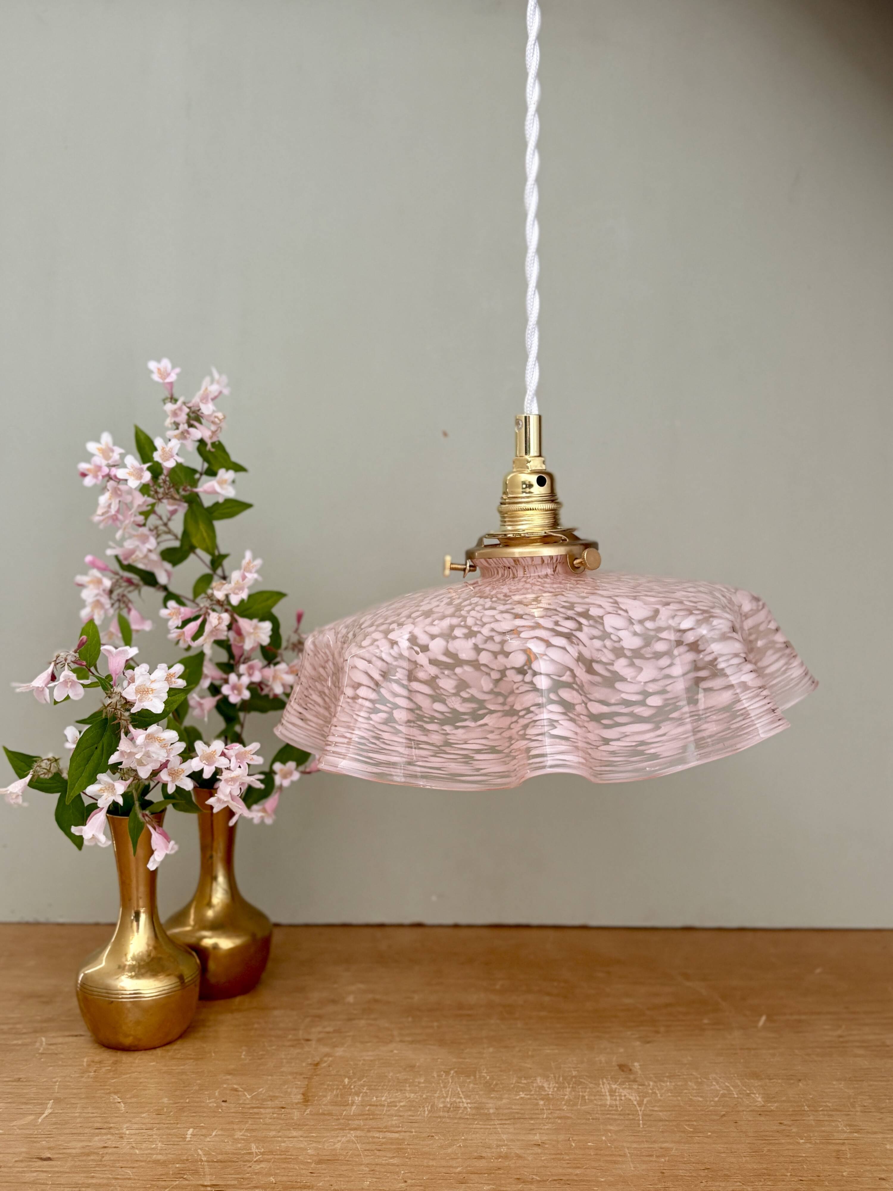 Suspension, abat-jour ancien en verre de Clichy rose