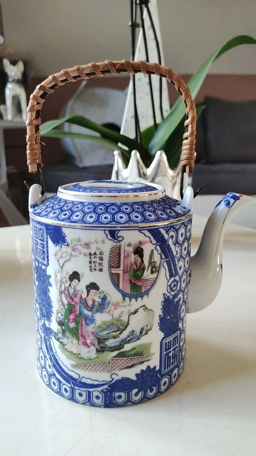 Théière japonaise en porcelaine fine, motifs Geishas, estampillé