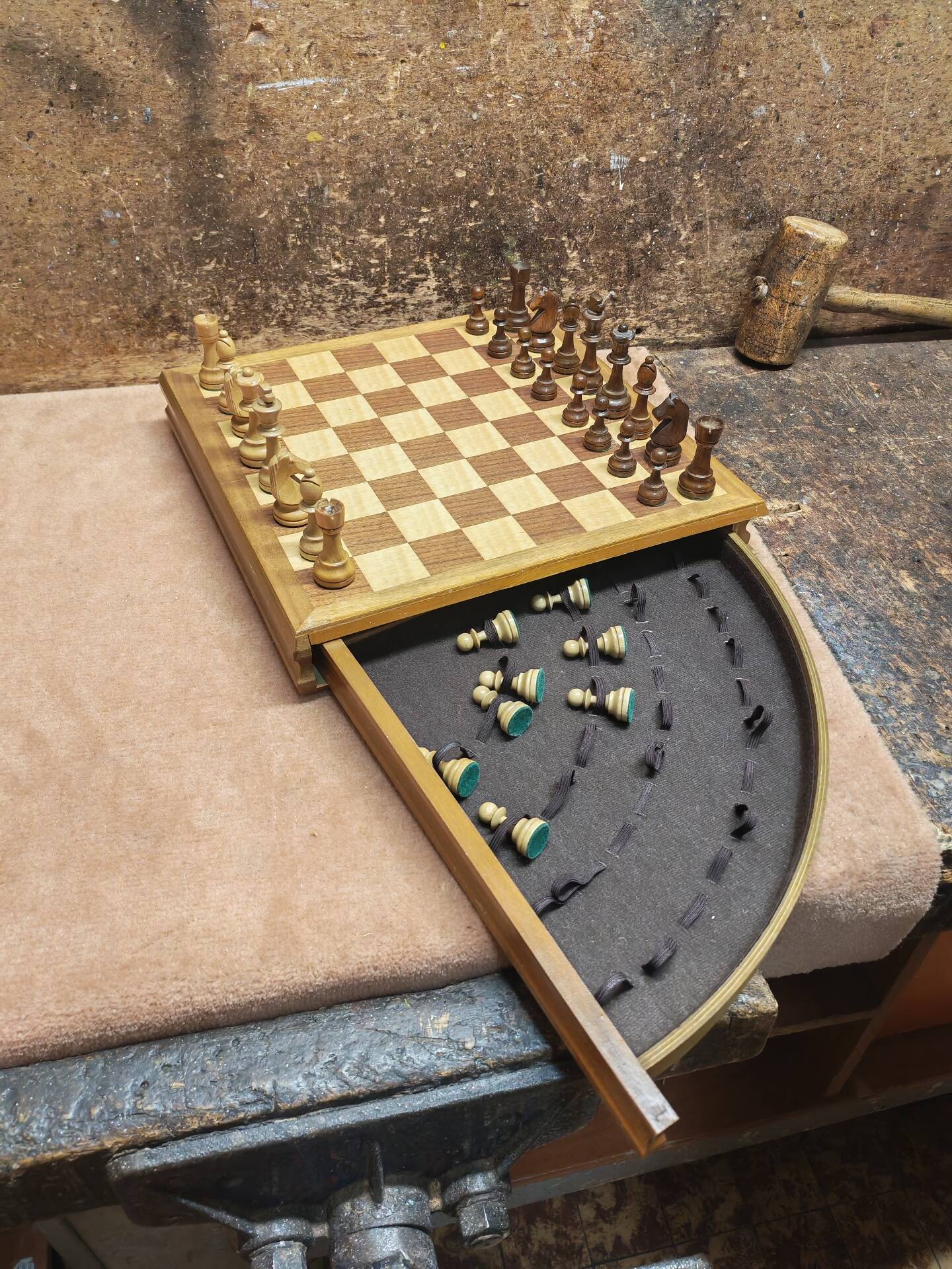 Jeu d'échecs en bois noble vintage 