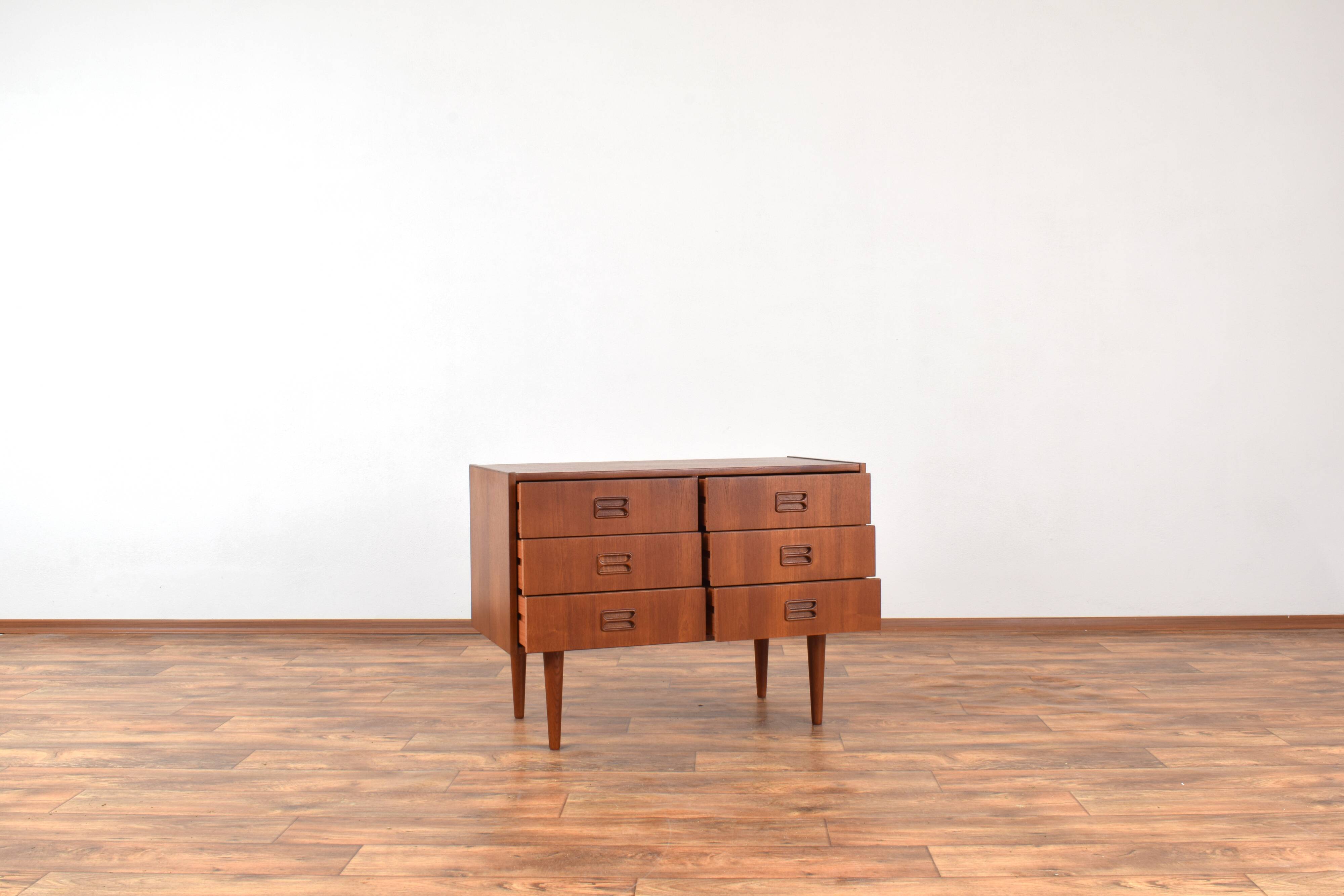Commode à tiroirs danoise du milieu du siècle en teck, années 1960.