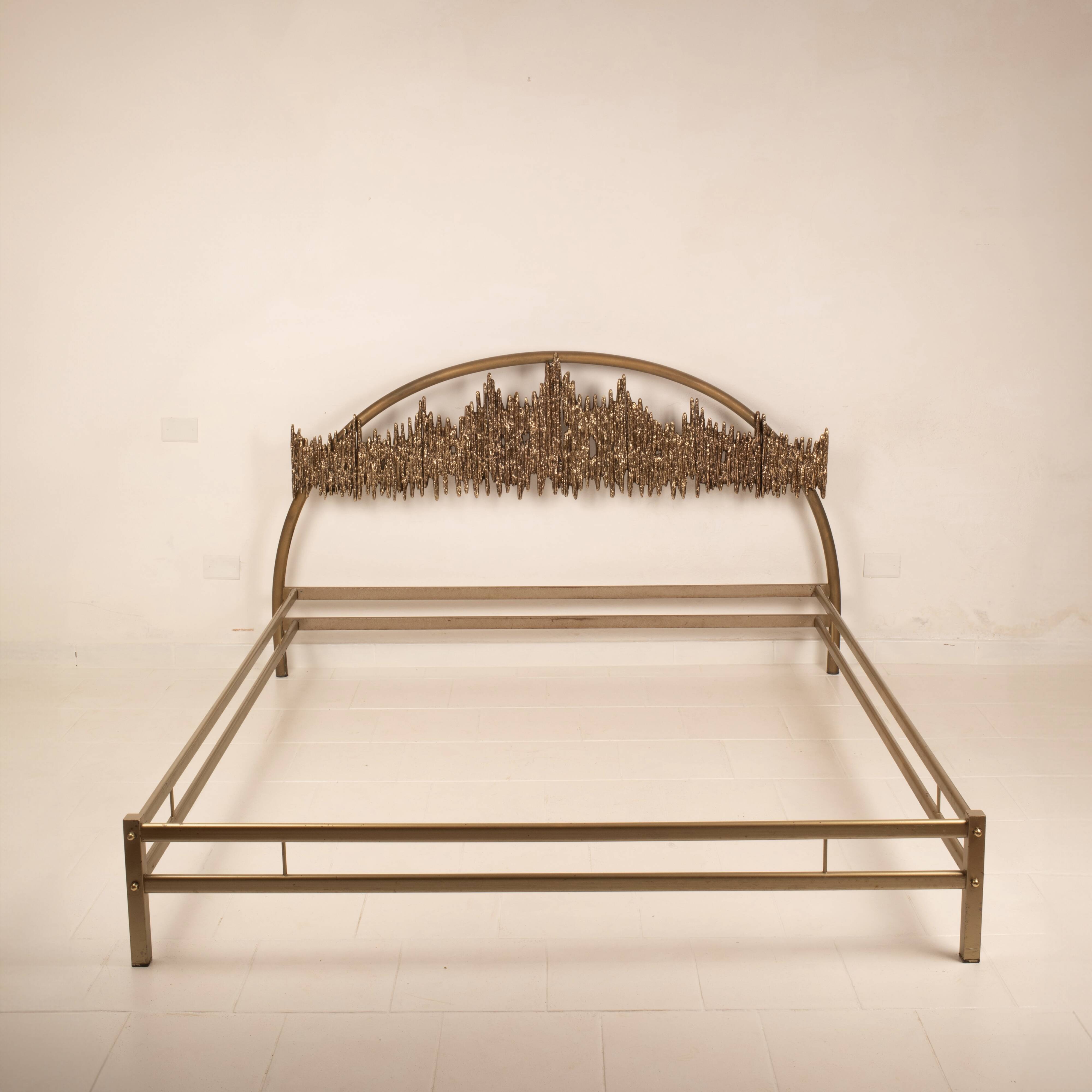 Aurora frame bed by Luciano Frigerio for Frigerio di Desio 1970