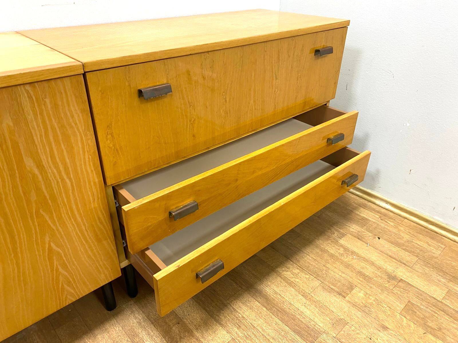 Commode rétro, intérieur, années 1960 (design tchèque)