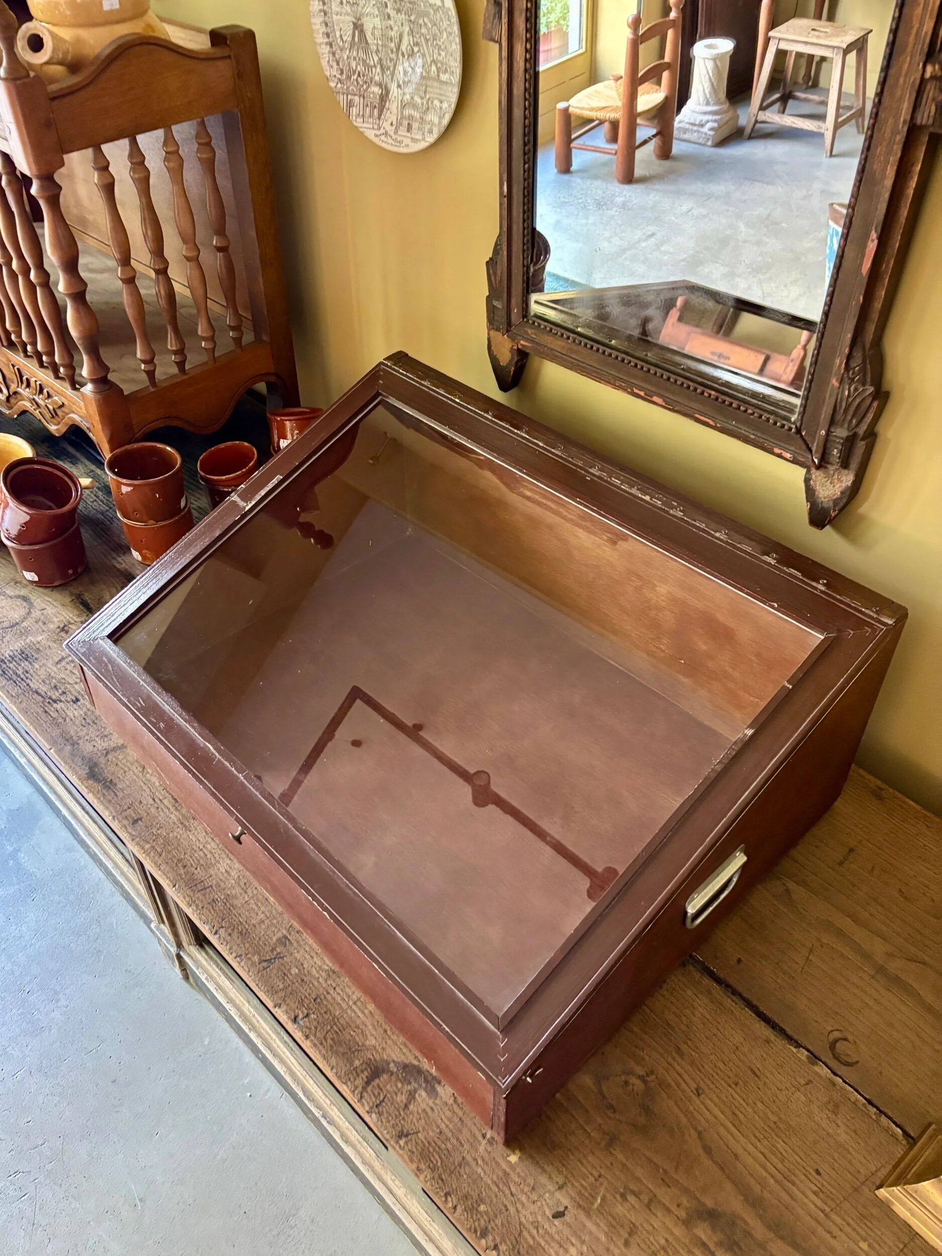 Vitrine de présentation en bois foncé et verre