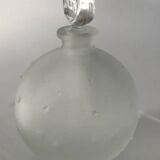 Flacon lalique dans la nuit, en verre dépoli, forme boule