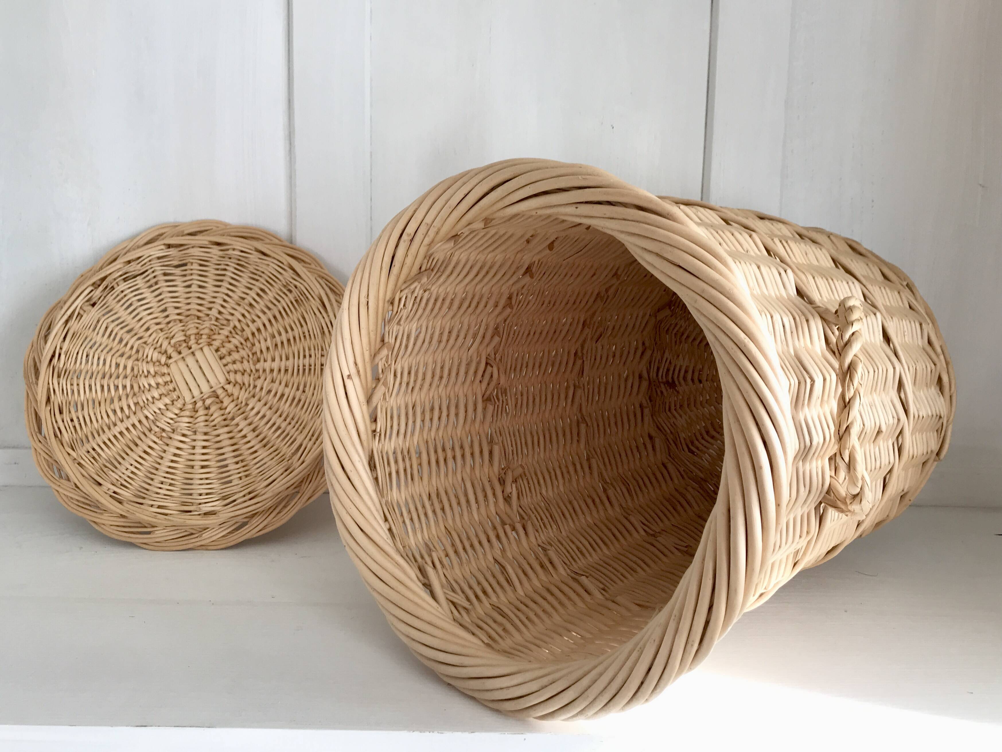 Wicker basket, waste paper basket with lid