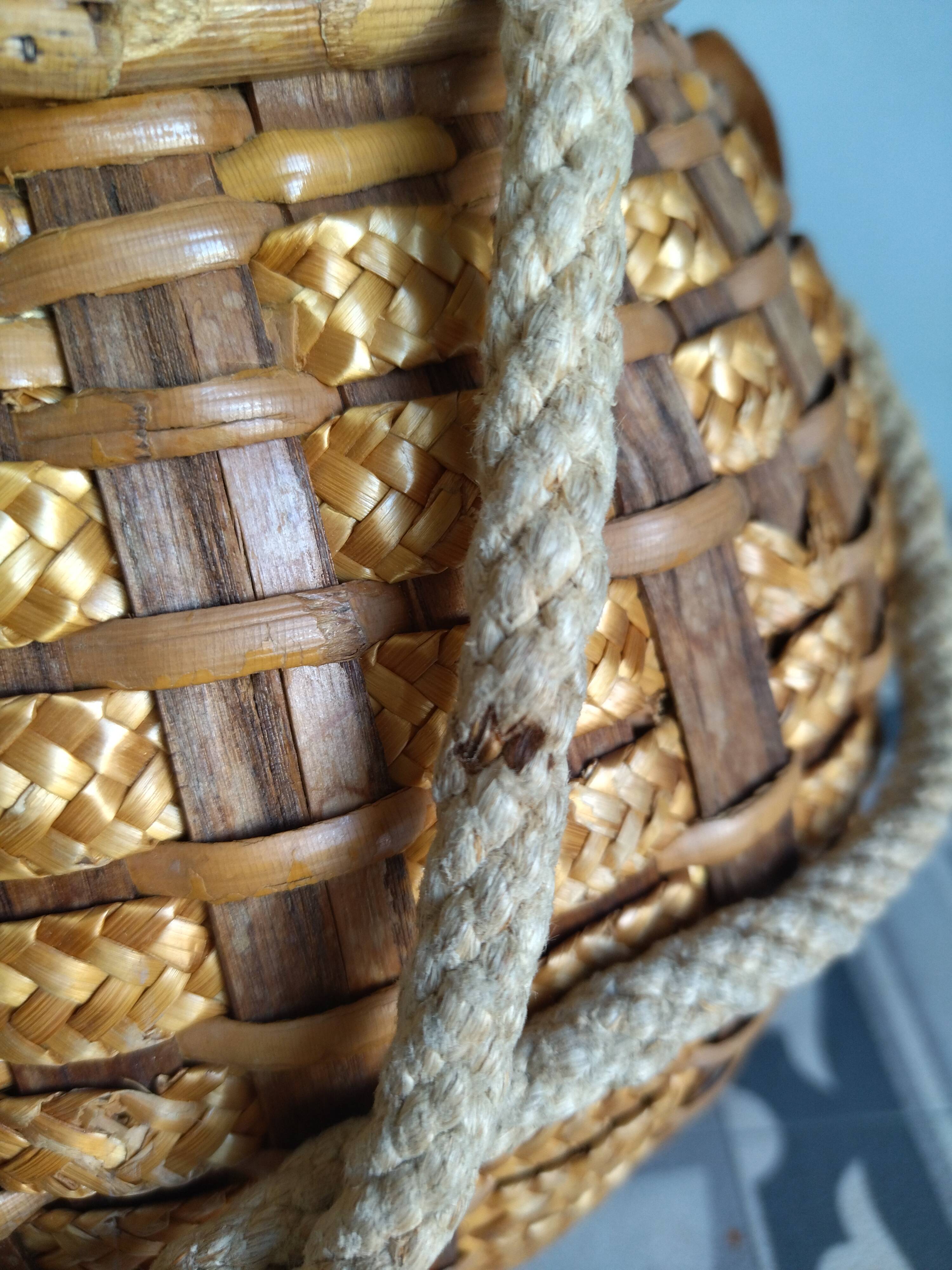 Wicker/rattan basket with handles