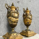 Paire de pots couverts, cassolettes Empire en marbre de Sienne