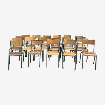 22 anciennes chaises d'écoles vintage